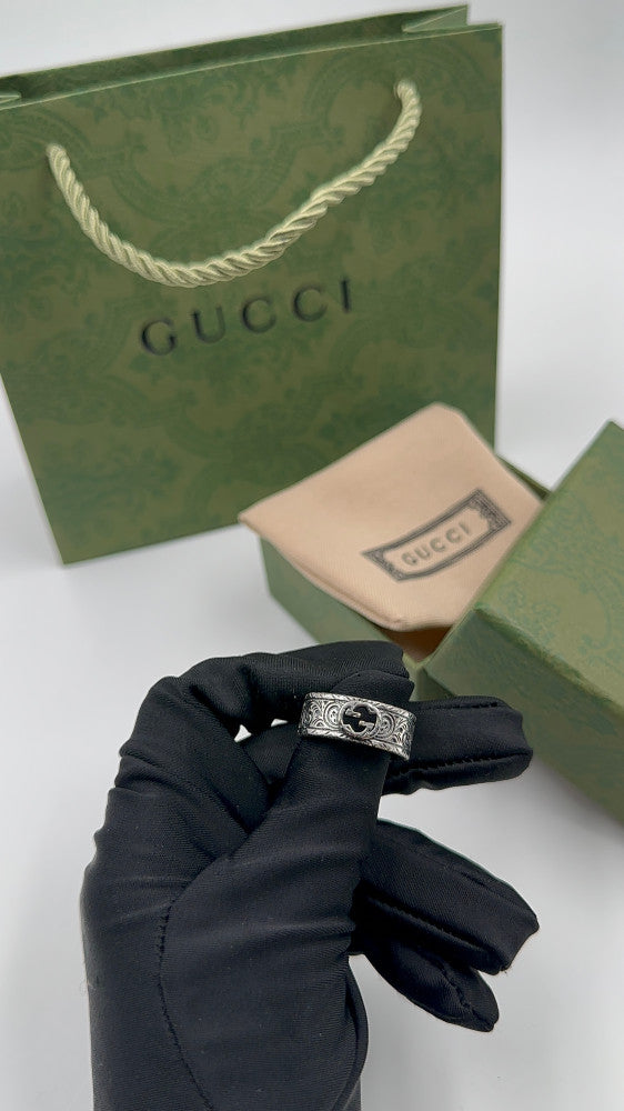 Gucci خاتم قوتشي رجالي فضي بشعار صغير - 2