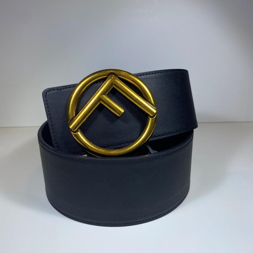 Fendi حزام فندي عريض لون أسود بشعار ذهبي - 2