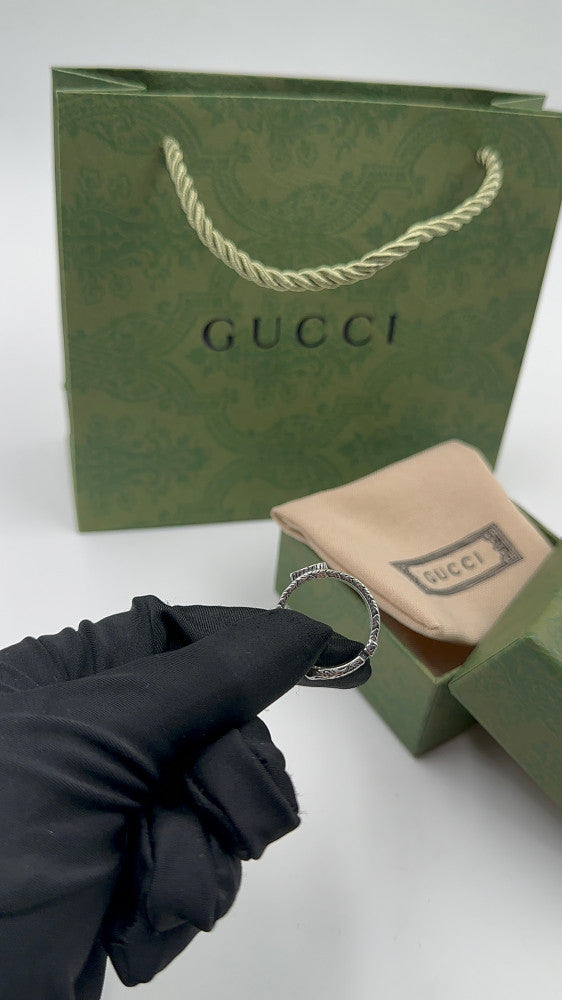 Gucci خاتم قوتشي رجالي فضي بشعار صغير - 4