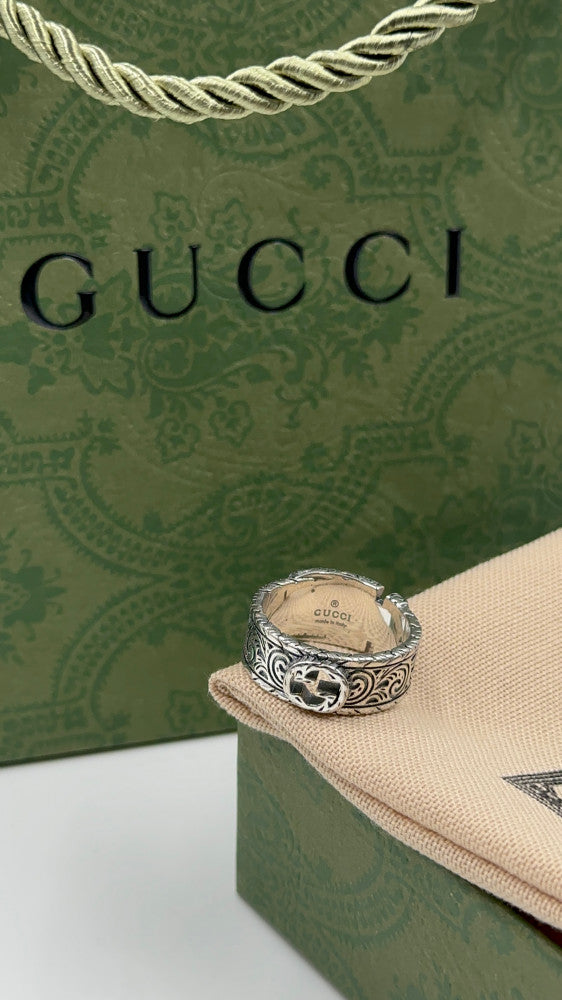 Gucci خاتم قوتشي رجالي فضي بشعار صغير - 3