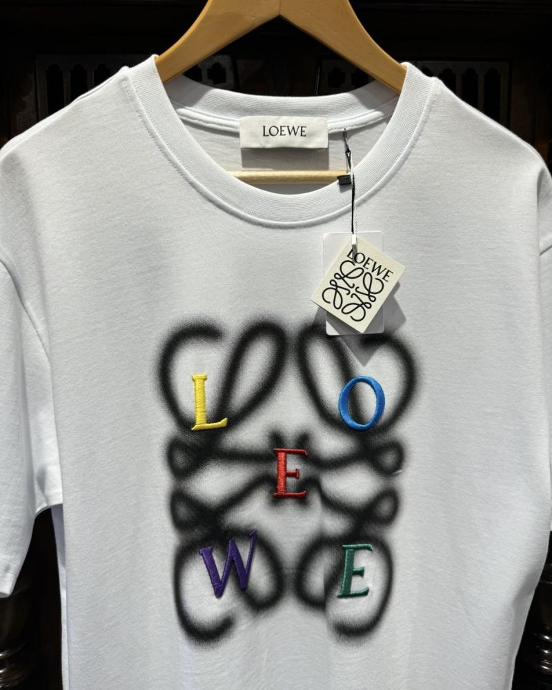 Loewe تيشيرت لويفي ابيض بحروف ملونه - 3