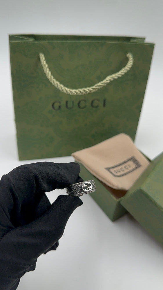 Gucci خاتم قوتشي رجالي فضي بشعار صغير